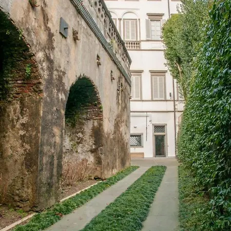 Art Gallery Apartment *