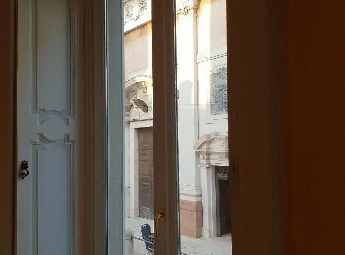 Art Gallery Apartment *